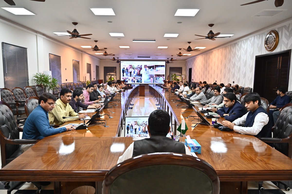 ڈپٹی کمشنر کیپٹن(ر)ندیم ناصر ڈسٹرکٹ ایمرجنسی رسپانس کمیٹی برائے ڈینگی کے اجلاس کی صدارت کر رہے ہیں
<a href="/GovtofPunjabPK/">Government of Punjab</a> 
<a href="/MaryamNSharif/">Maryam Nawaz Sharif</a> 
<a href="/TeamMNSharif/">Team MNS</a> 
#GovtOfPunjab #cmpunjabmaryamnawazsharif #CSPunjab #CMpunjabofficial #DCFaisalabad #deputycommissionerfaisalabad #Faisalabad