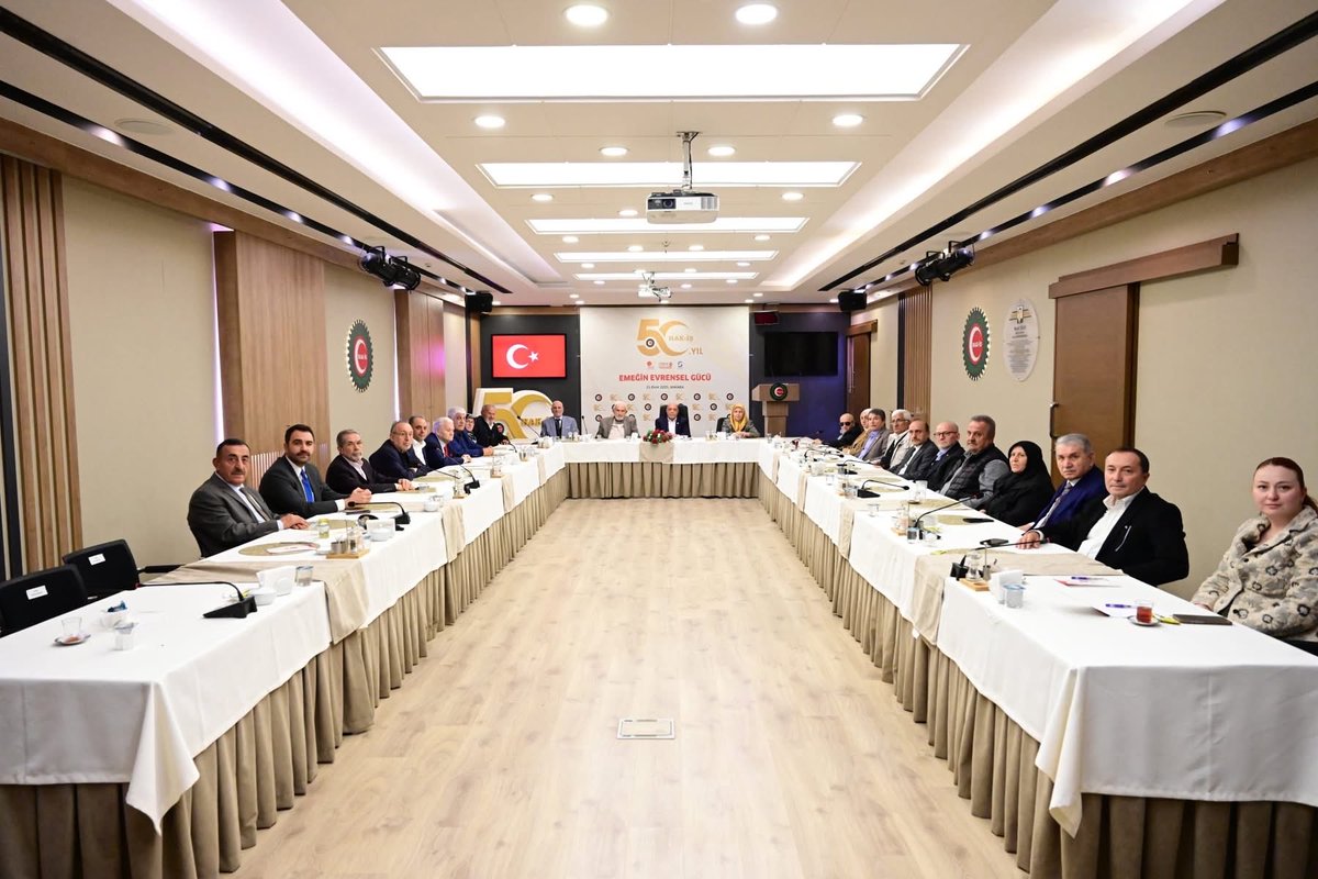 HAK-İŞ Konfederasyonumuzun 50. kuruluş yıl dönümü etkinlikleri kapsamında, emeğin dünden bugüne uzanan onurlu mücadelesine ışık tutan Kurucu ve önceki dönem Genel Başkanlarımızla bir araya geldik.

Emek hareketimizin temellerini atan, bugünlere gelmemizde büyük emeği bulunan tüm