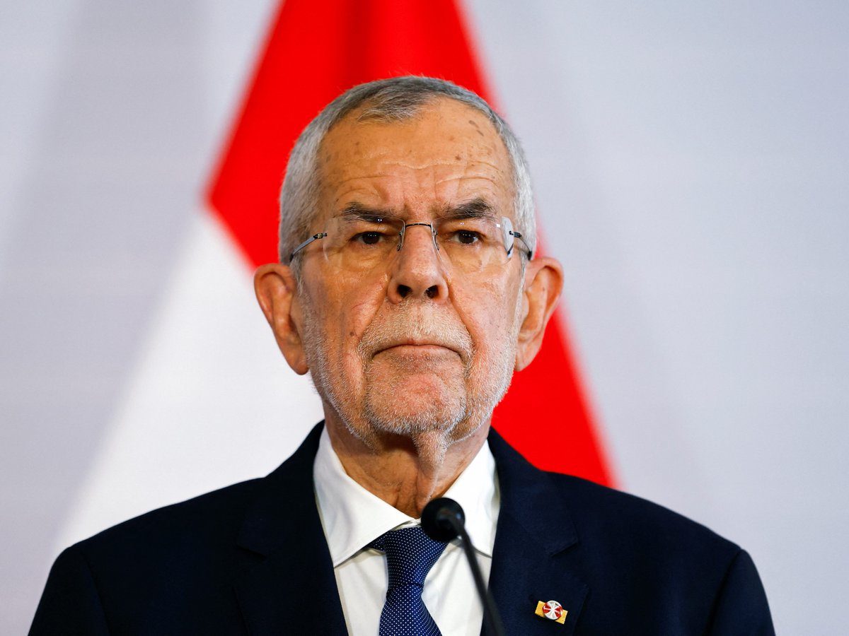 Wenn sich der Bundespräsident des neutralen Österreich der Nato anbiedert, aufrüsten möchte, dann ist es höchste Zeit, dass er dieses Amt verlässt. 
Für mich ist das Verrat an unserer Neutralität, nichts anderes.