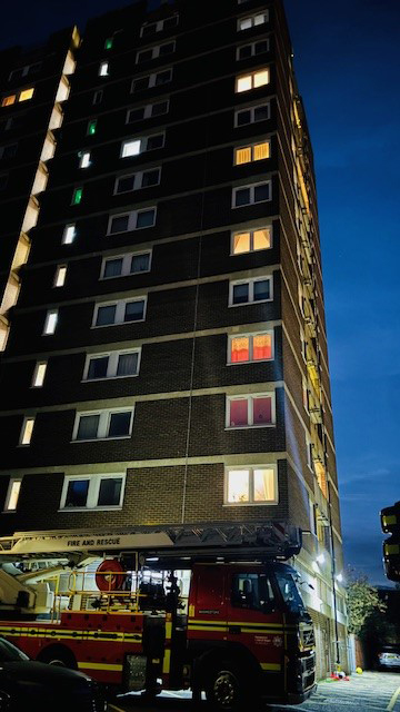 LABMmag's tweet image. .@WeAreVIVIDhomes recently welcomed Hampshire &amp;amp; Isle of Wight Fire &amp;amp; Rescue Service (@HantsIOW_fire) to one of their tall tower buildings for a hands-on #trainingexercise designed to help crews gain valuable experience in tackling #highrise #fires.

labmonline.co.uk/news/vivid-hos…