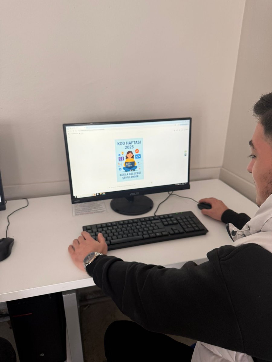 dundarucarmtall's tweet image. Okulumuz Bilişim Teknolojileri Öğretmenleri tarafından “Kod Haftası(Code Week)” kapsamında bu hafta öğrencilerimizle birlikte “Yeşil Vatan” temalı afiş tasarımları yapılmıştır. Emeği geçen öğretmen ve öğrencilerimize teşekkür ederiz 🌸 #codeweek #mebyegitek #yeşilvatan