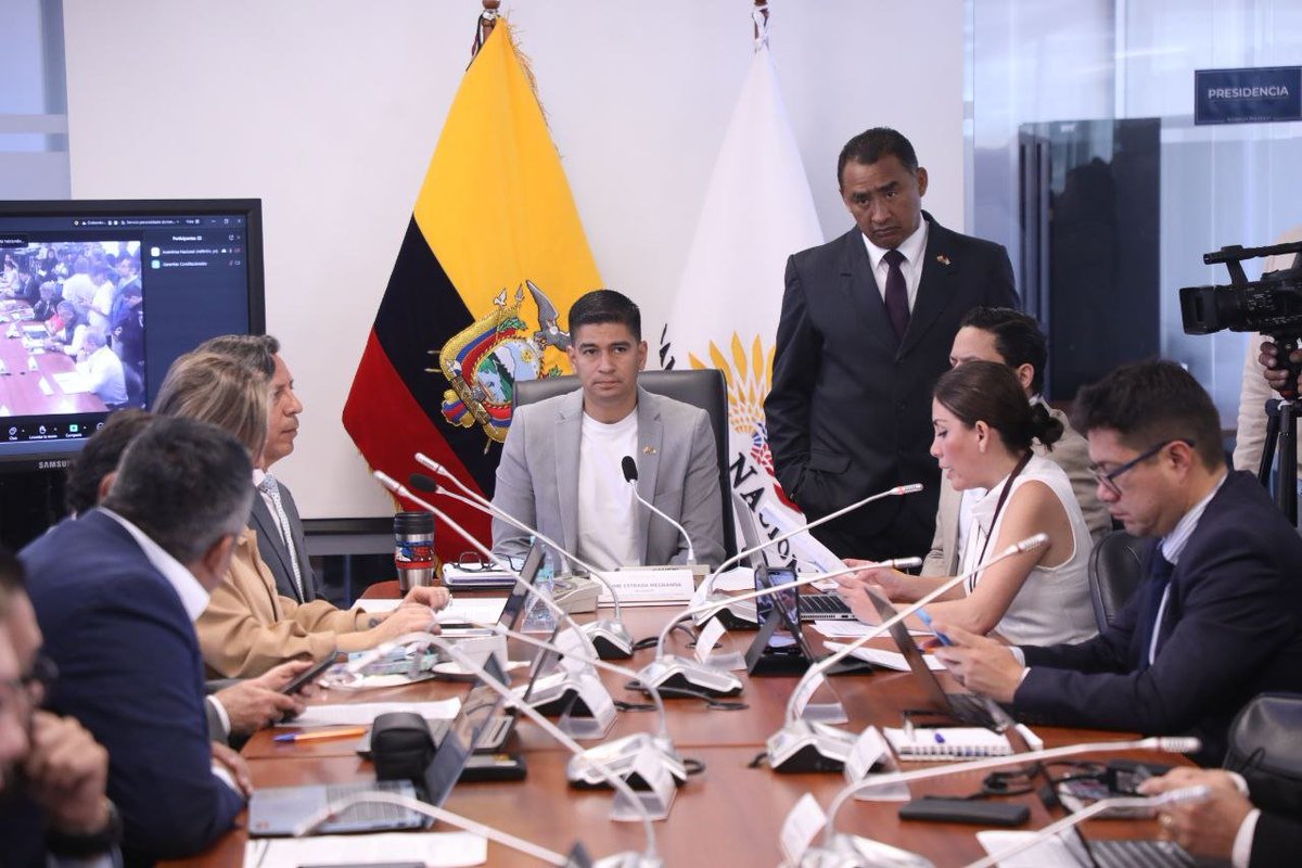 Con el cuórum reglamentario inicia la sesión N°32, el presidente <a href="/JaimeEstradaM/">Jaime Estrada Medranda</a> solicita la lectura de la convocatoria así como de las notificaciones que han llegado a esta mesa legislativa, pidiendo participar de la misma.