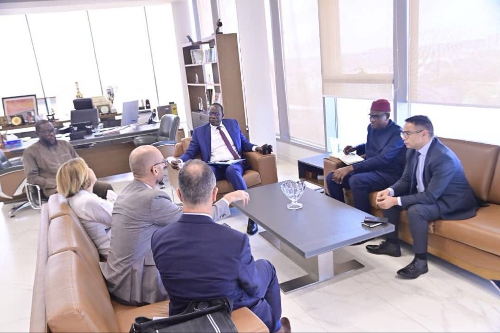 J’ai accordé, ce lundi 20 Octobre, une audience à Son Excellence Madame l’Ambassadrice de France au Sénégal.

Les échanges ont porté sur le renforcement de la coopération bilatérale entre le Sénégal et la France dans les domaines de l’enseignement supérieur, de la recherche