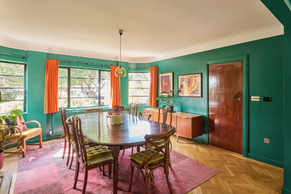 One of my favourites of late, the wonderfully colourful Pantiles 1930s art deco house in Ramsgate, Kent, has had a small price drop if you had your eye on it. One of the most characterful houses out there. bit.ly/3JlIG8o
