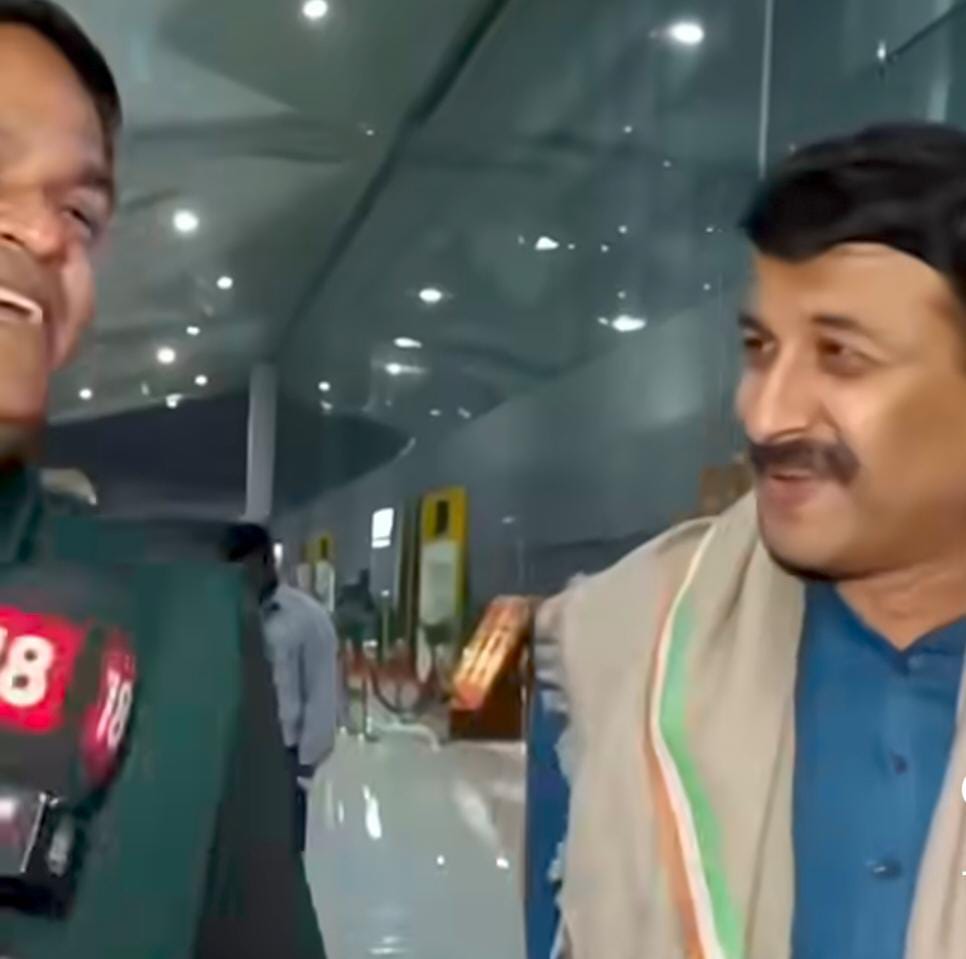 छपरा से RJD प्रत्याशी भोजपुरी स्टार खेसारी लाल यादव ने मनोज तिवारी और अन्य कलाकार जो बीजेपी में हैं उन्हें रेल दिया।

मनोज तिवारी ने एक इंटरव्यू में कहा कि,

खेसारी लाल यादव को शुभकामनाएं लेकिन कुछ दिन बाद उन्हें पता लगेगा कि उन्होंने गलत पार्टी चुन ली।

जवाब में खेसारी से