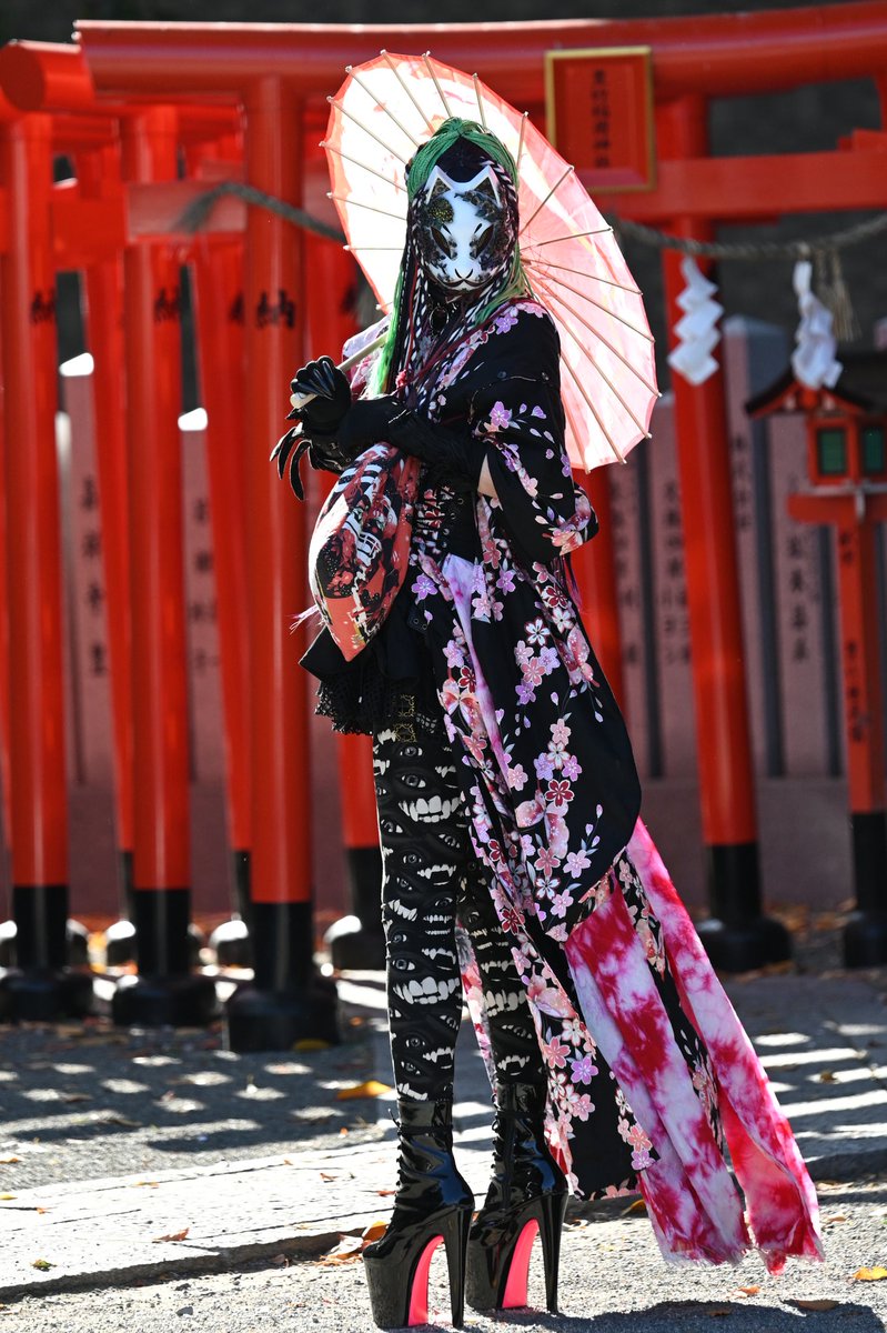 🦊緊急告知🦊と⚠️注意喚起⚠️

#高松　#香川県　#四国
10月26日　19時〜20時頃
ライオン通り
繁華街（風俗街）を狐🦊状態で歩きます

夜に撮影が終わり⇒
コンパニオンとして
誘いの店に一時的に向かう為

移動中の撮影📸は自由です
接触は禁止でお願い致します🙇

身長2m10cmで移動と