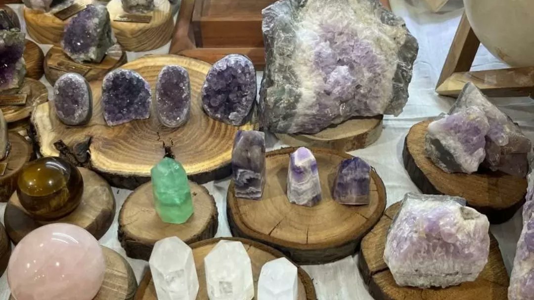 خانم دکتر جلالی، معاون صنایع‌دستی کشور، به‌همراه نماینده اردبیل در مجلس از غرفه هنرمندان خراسان شمالی در پانزدهمین نمایشگاه سراسری صنایع‌دستی اردبیل بازدید کردند.
🎨 رشته‌ها: تراش سنگ‌های قیمتی، سازسازی و معرق‌کاری
#صنایع_دستی #خراسان_شمالی #اردبیل