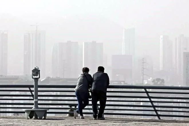 Si la Zona Metropolitana de Monterrey cumpliera el estándar de la OMS en partículas menores a 2.5 micrómetros (PM2.5), la esperanza de vida de sus habitantes aumentaría 1.5 años en promedio.

Fuente: Air Quality Life Index, Universidad de Chicago.

👉🏽 elnorte.com/5iFaKn