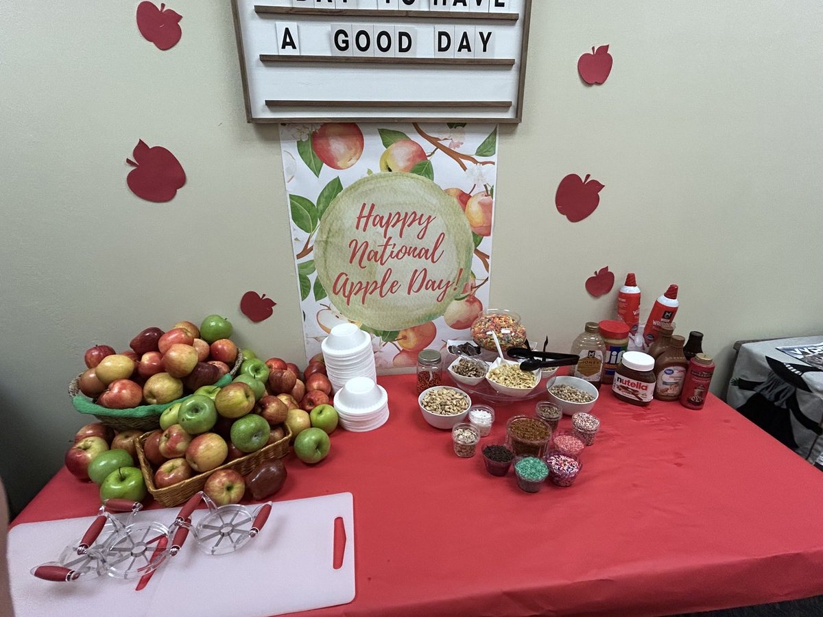 ElementarySmith's tweet image. An apple a day keeps the doctor away and a great teacher keeps the learning growing every day! 🍏🍎
#NationalAppleDay #ThankYouTeachers #ThankYouSharks #SharktasticToTheCORE @AdminVerow