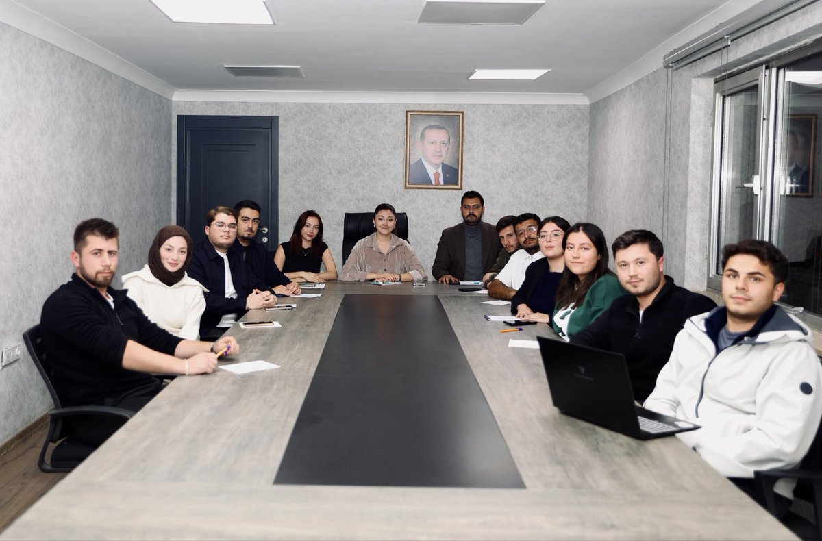 Haftalık olağan ÜniAK Ankara yürütme toplantımızı <a href="/EdanazDizbay/">Edanaz Dızbay</a> başkanımız öncülüğünde gerçekleştirdik.✨

Ankara gençliği için, Ankara için çalışmaya devam.🙌