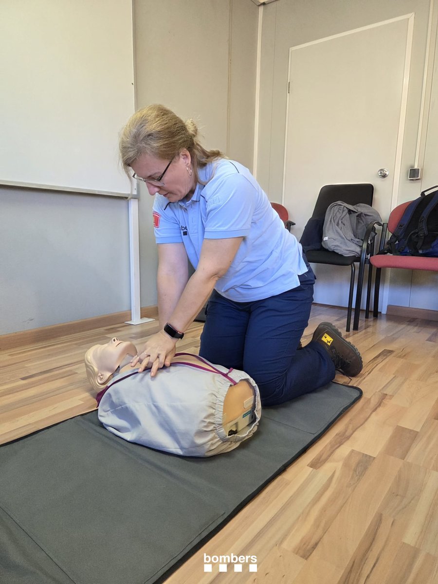 Avui, el personal #bomberscat #TEOC de les sales de control #RETarragona #RETerresEbre i #RECentre, dins del marc de formació que es fa a totes les regions d’emergències, hem fet una jornada en gestió i actuació de suport vital bàsic i ús del desfibril·lador extern automàtic, DEA