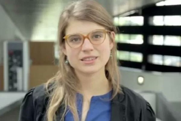 Pregonero (@pregonerol) on Twitter photo 31 millones de pesos mensuales se lleva la hija del kirchnerista Agustín Rossi por un puesto de DIRECTORA en el banco municipal del gobierno porteño. 31 millones de pesos mensuales se lleva la hija del kirchnerista Agustín Rossi por un puesto de DIRECTORA en el banco municipal del gobierno porteño.