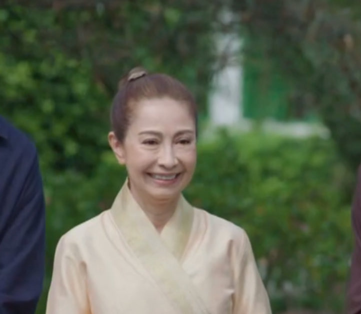 patrickosaka's tweet photo. ป้าหอมทิพย์ แม่พระมาโปรดของเจ้าแสนแก้ว อีกหนึ่งตัวละครสำคัญที่คอยช่วยส่งจดหมายเลย ช่วยหาทางพาหนีด้วย ไหนจะเป็นคนที่จับมือเจ้าแสนแก้วบอกให้หนีไปใช้ชีวิตของตัวเองอีก แต่ตอนนี้ได้อยู่ด้วยกันแบบมีความสุขแล้วนะ รักป้าทิพย์🫶🏻

Love in the moonlight Final EP
#สลักรักในแสงจันทร์FinalEP https://t.co/Lj2Rzb3MwH