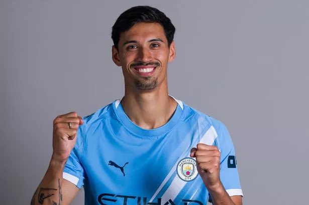 wallpassjournal's tweet image. Two players with legitimate Southeast Asian heritage are making their mark at top European clubs.
🇳🇱🇮🇩Tijjani Reijnders, of Indonesian descent, now features for Manchester City. Meanwhile, Barcelona’s rising talent, 🇪🇸🇵🇭Dro, carries Filipino heritage.
Their appearances alone…