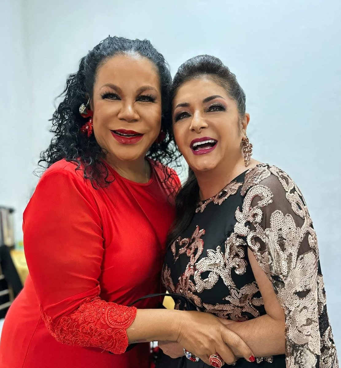 Que tristeza enterarme de esta noticia.
Me quedo con este abrazo y con todo lo que pudimos conversar la última vez que coincidimos en Quito querida <a href="/paulinatamayoec/">Paulina Tamayo</a>

Mis condolencias a la familia y a todo Ecuador  🇪🇨