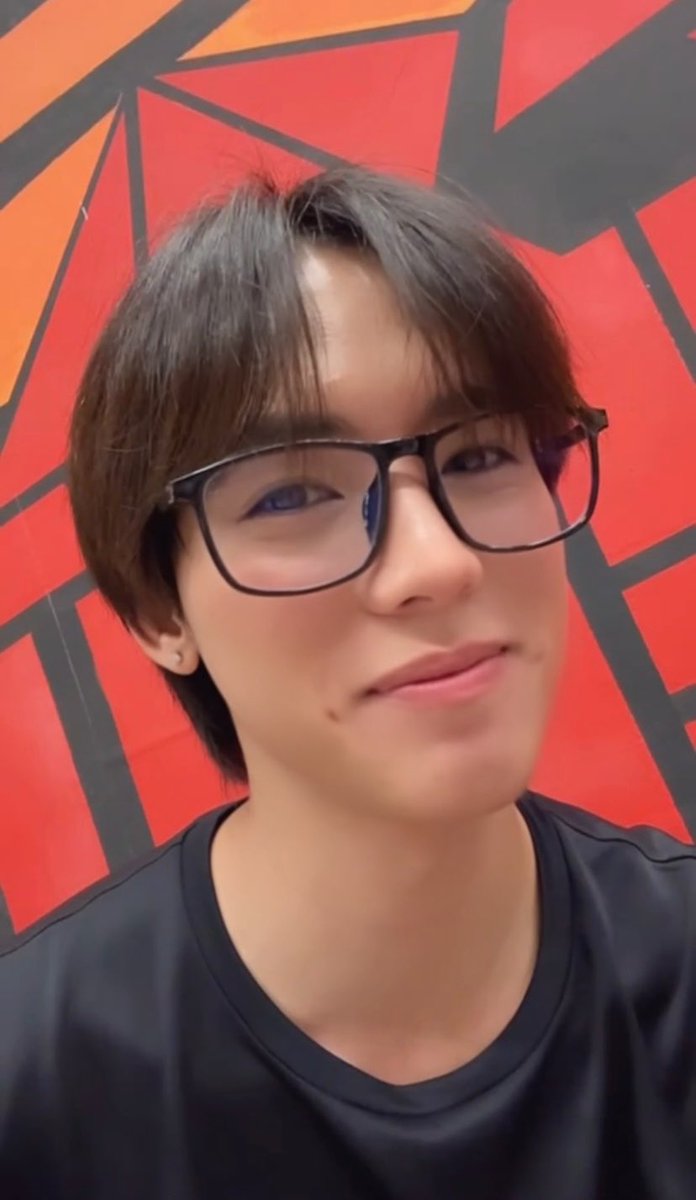 ฟลุ๊คจ์ดูเหมือนยุ่งๆ 
จริงๆไม่ได้ “ดูเหมือน“ยุ่ง แต่ยุ่งจริงๆ 😅 ตารางแน่น ทำงานเกือบทุกวันเลย อาจจะเงียบหายไปบ้าง อย่าเพิ่งลืมกันนะ ช่วงนี้เป็นช่วงผลิตผลงาน อีกไม่นานน่าจะได้เจอกันแบบเยอะๆๆๆเลย 

หนึ่งรูปส่งทุกคนเข้านอนค่ะ 
#FlukePongsapat #ฟลุ๊คจ์พงศภัทร์