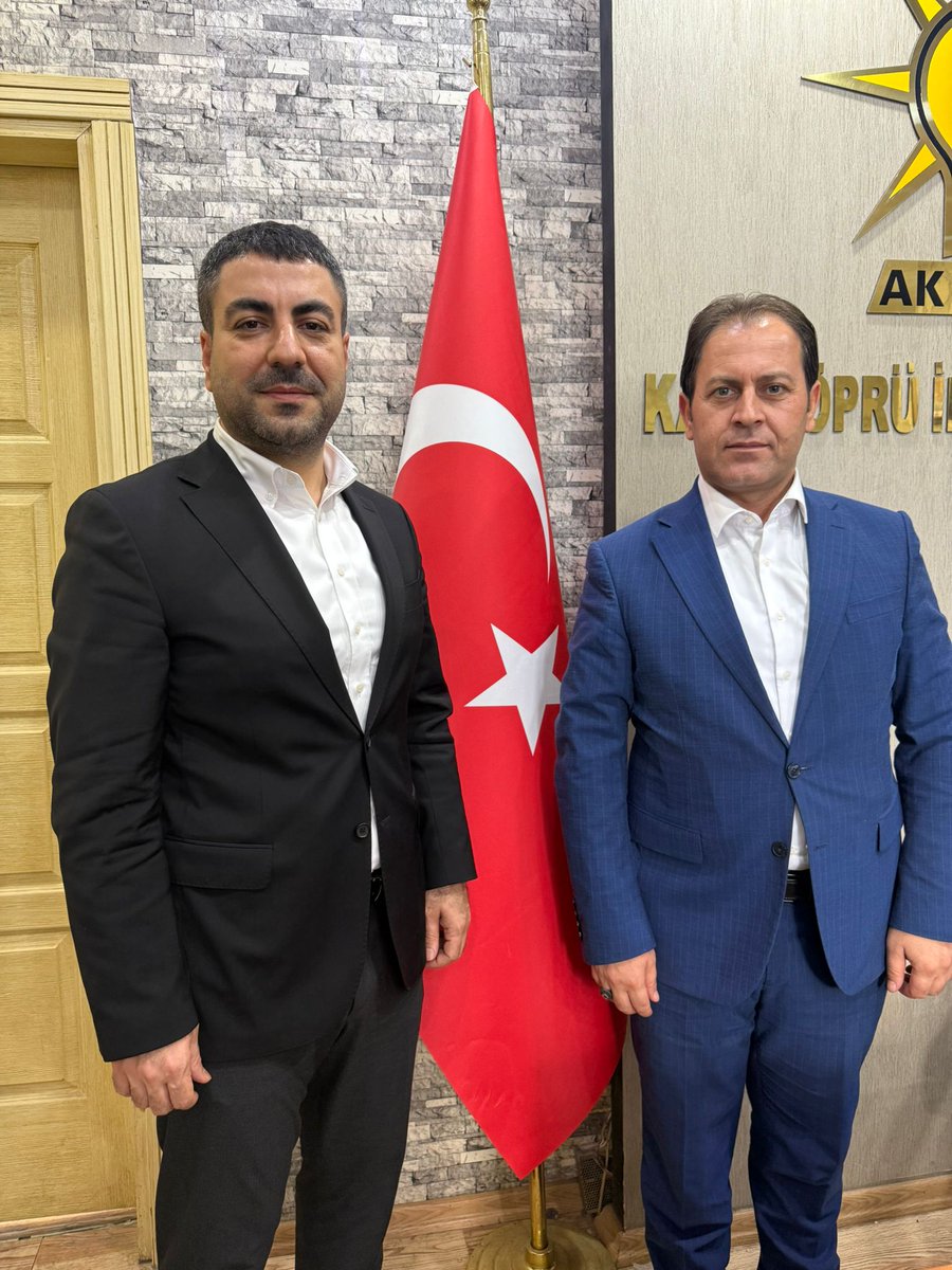 AK Parti Hilvan İlçe Başkanımız Sn. Selahaddin Eyüp Toprak ve İlçe Yönetim Kurulu üyeleri, Başkanımız Sn. Av. Orhan Çelik 'i makamında ziyaret ettiler.Teşkilatlarımız arasındaki birlik, beraberlik ve istişare ruhu bizlere güç veriyor. Kendilerine bu Nazik ziyaretlerinden ötürü