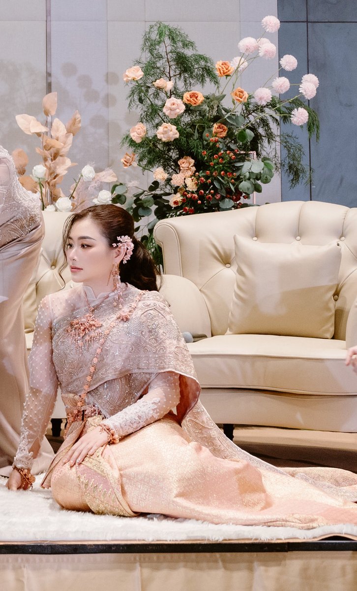 rkatepuka's tweet image. Actually, today is my 2nd wedding anniversary. 💍 I’m feeling too energetic I’ve no idea why. 😂 I throw back to my wedding. I miss my dress & makeup which made me question like krai wa nia? 🤣 Why did I look too suay? Feel like this isn’t meee! But I’m happy w/my hubby. Love 💕