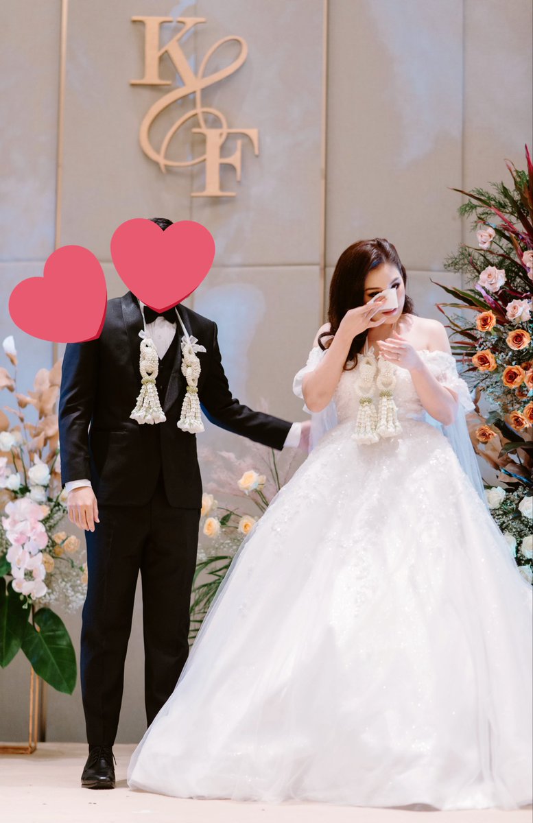 rkatepuka's tweet image. Actually, today is my 2nd wedding anniversary. 💍 I’m feeling too energetic I’ve no idea why. 😂 I throw back to my wedding. I miss my dress & makeup which made me question like krai wa nia? 🤣 Why did I look too suay? Feel like this isn’t meee! But I’m happy w/my hubby. Love 💕