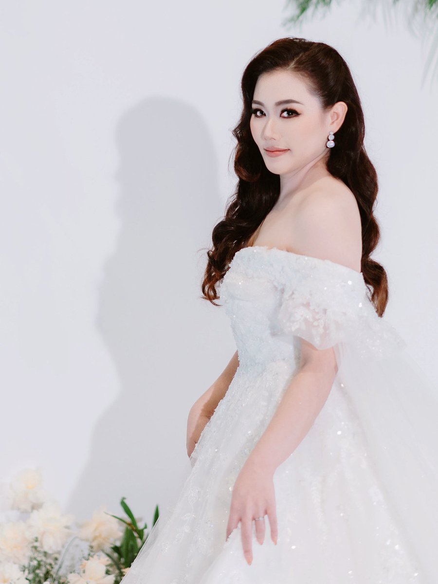 rkatepuka's tweet image. Actually, today is my 2nd wedding anniversary. 💍 I’m feeling too energetic I’ve no idea why. 😂 I throw back to my wedding. I miss my dress & makeup which made me question like krai wa nia? 🤣 Why did I look too suay? Feel like this isn’t meee! But I’m happy w/my hubby. Love 💕