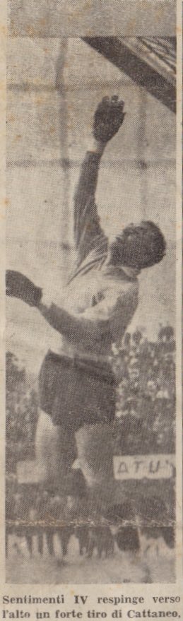 Il portiere della #Lazio, Lucidio Sentimenti IV, in posa plastica su un tiro avversario nel 2-2 col Como allo stadio Sinigaglia | #21ottobre 1951 | #LazioNostalgia