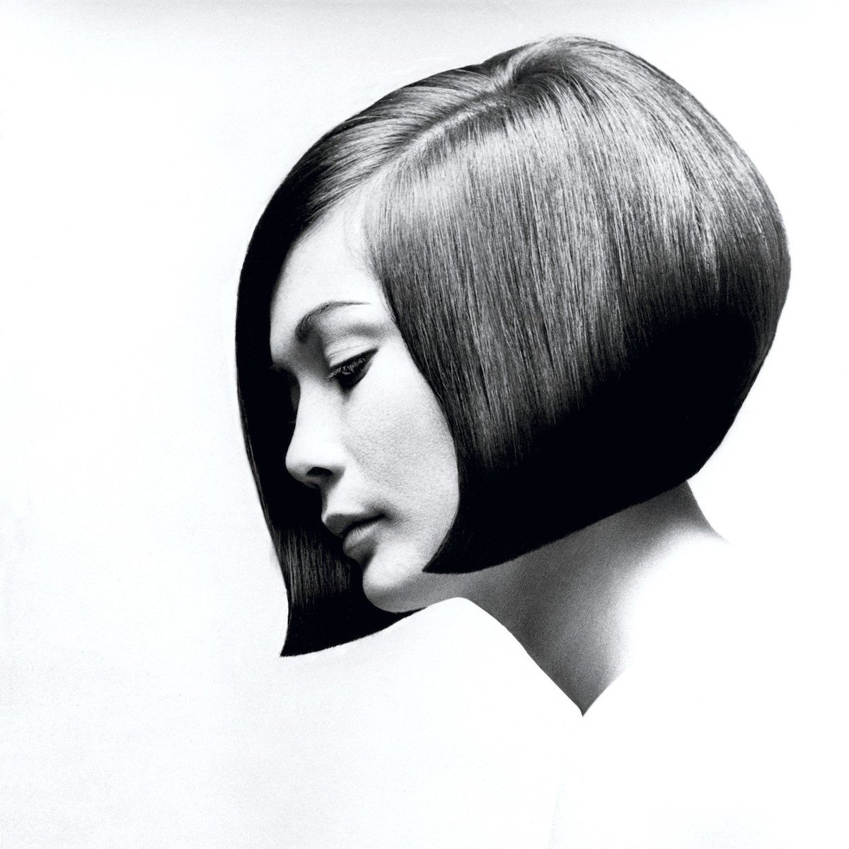 A little birdie gave me an autographed copy of Nancy Kwan's bio!  i'm a fan since I stumbled on Hollywood Honeymoon- a genuinely a BAD movie.  But there was this beautiful actress that was an Amazing Dancer!

Here's the back cover shot with her famous Sasson Kwan Cut.