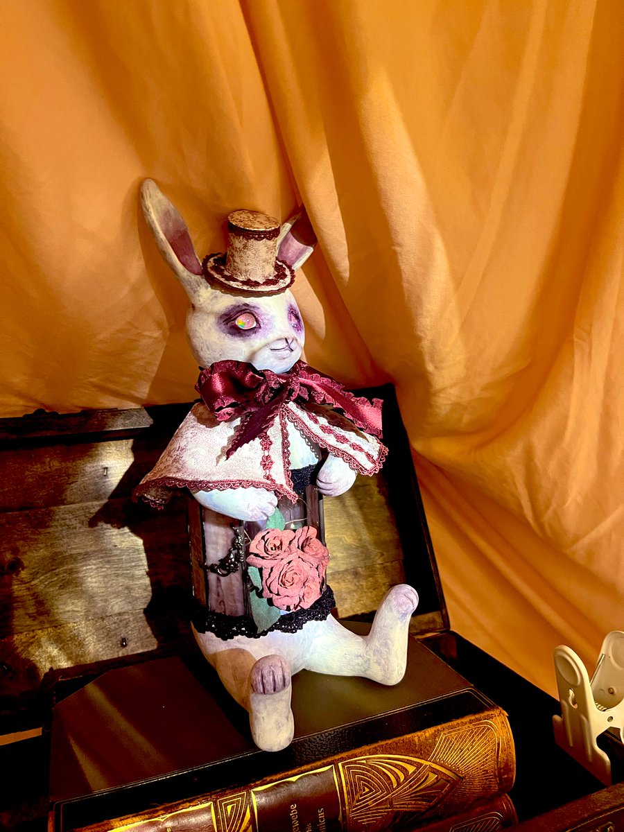 ギニョールさんで開催中のぴこうささんの個展に伺いました。メインビジュアルのうさぎさん抱っこさせてもらったのですが腕の中の重みが愛おしくなる可愛い子でした🥰大きなグラスアイはこの作品の為に特注されさたそう！ボディがステンドグラスの子はその部分もご自分でも制作しとか。多彩過ぎない⁉️