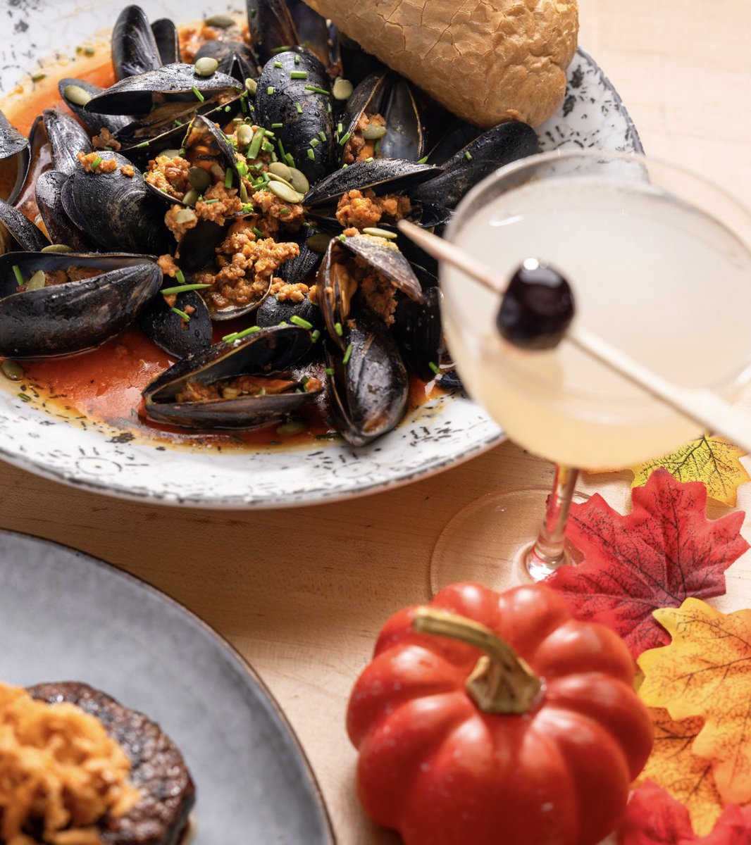 LibsGrillML's tweet image. Turn up the flavor! 🔥 Dive into our Chorizo Butternut Squash Mussels—a bold, cozy dish that brings the heat and the comfort. Who’s ready for a spoonful of this autumn magic? 🥄✨ #FoodieFavorites #SeafoodLovers #FallFlavors