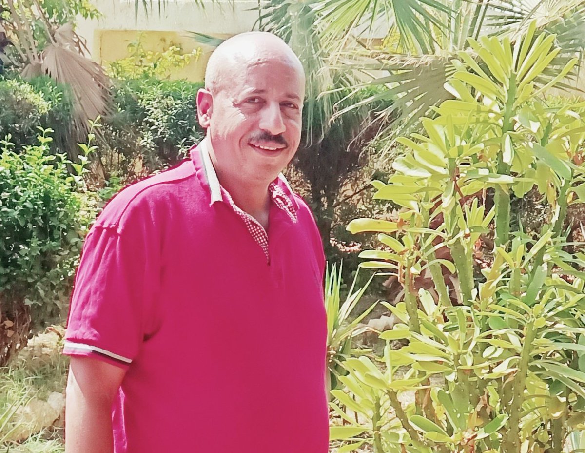 وحَامِلُ الحبّ لا تَخْفى دَلائلُه ♥️
 كحامِل المسكِ ، لا يَخلو من العبقِ..🤍🩵