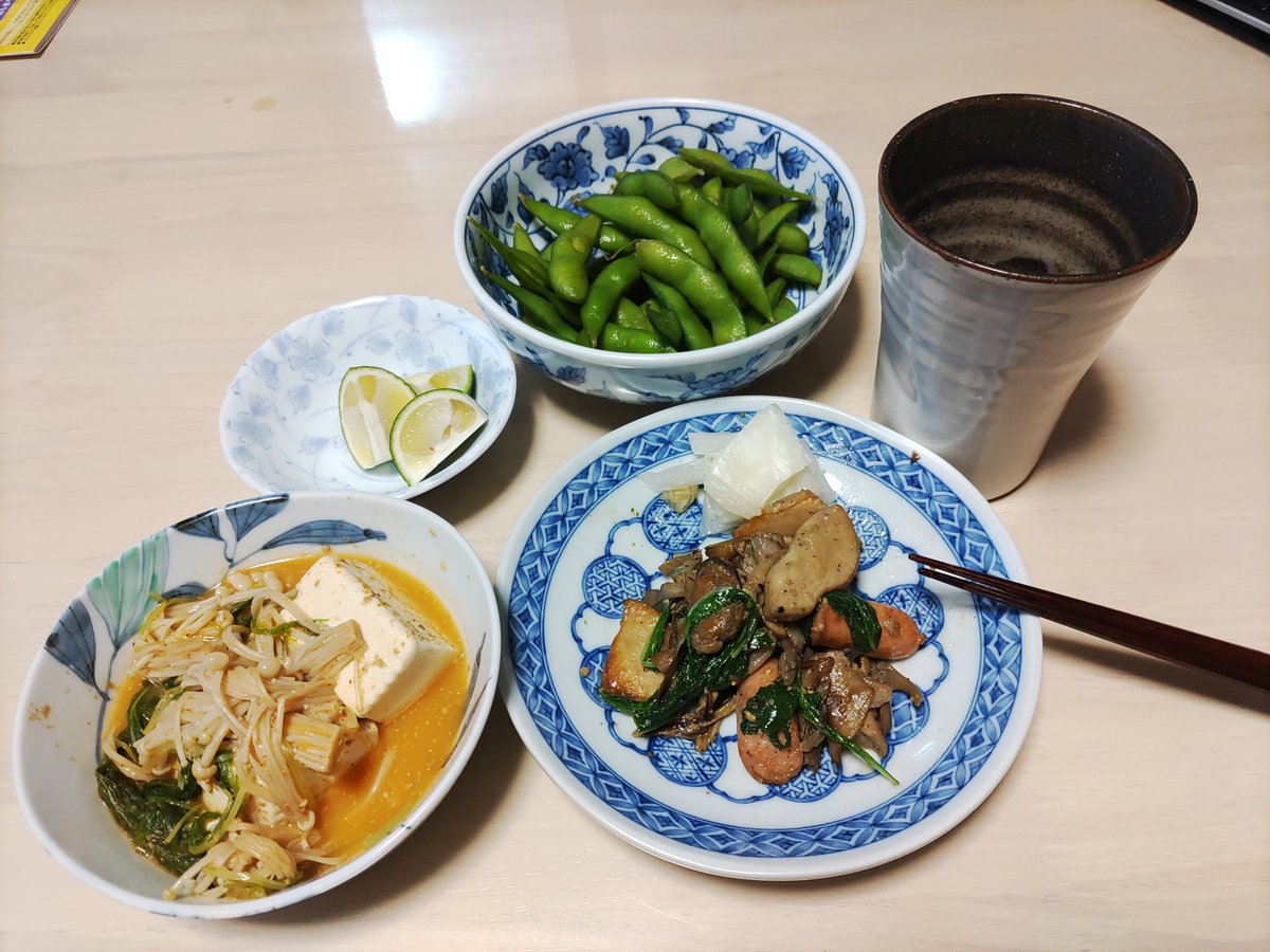あっれ～
本日もダラダラ飲み
明日休みだから…
でも、朝早めに家を出発するらしい…
でも、美味しくて酔えるってよくない？って事で本日もつまみ食いしつつって事で٩(๑❛ᴗ❛๑)۶
芝居スタートしたら、これができないんだよなぁ
そう!初めて推し？なる者が現れました(≧∇≦)b