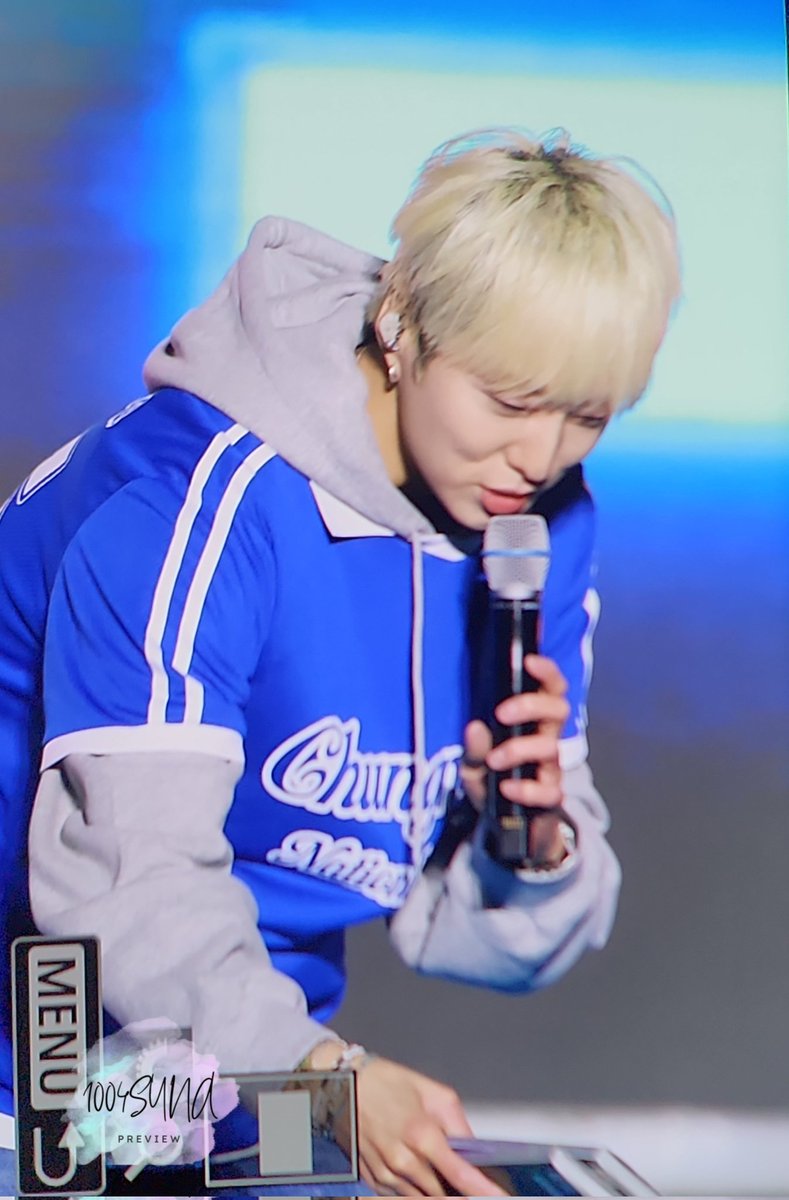 1004syna's tweet photo. 251021 충남대축제

강승윤 대딩미 💙💙💙💙
#위너 #강승윤 #seungyoon #WINNER @official_yoon_ https://t.co/IOKFLQBMXU