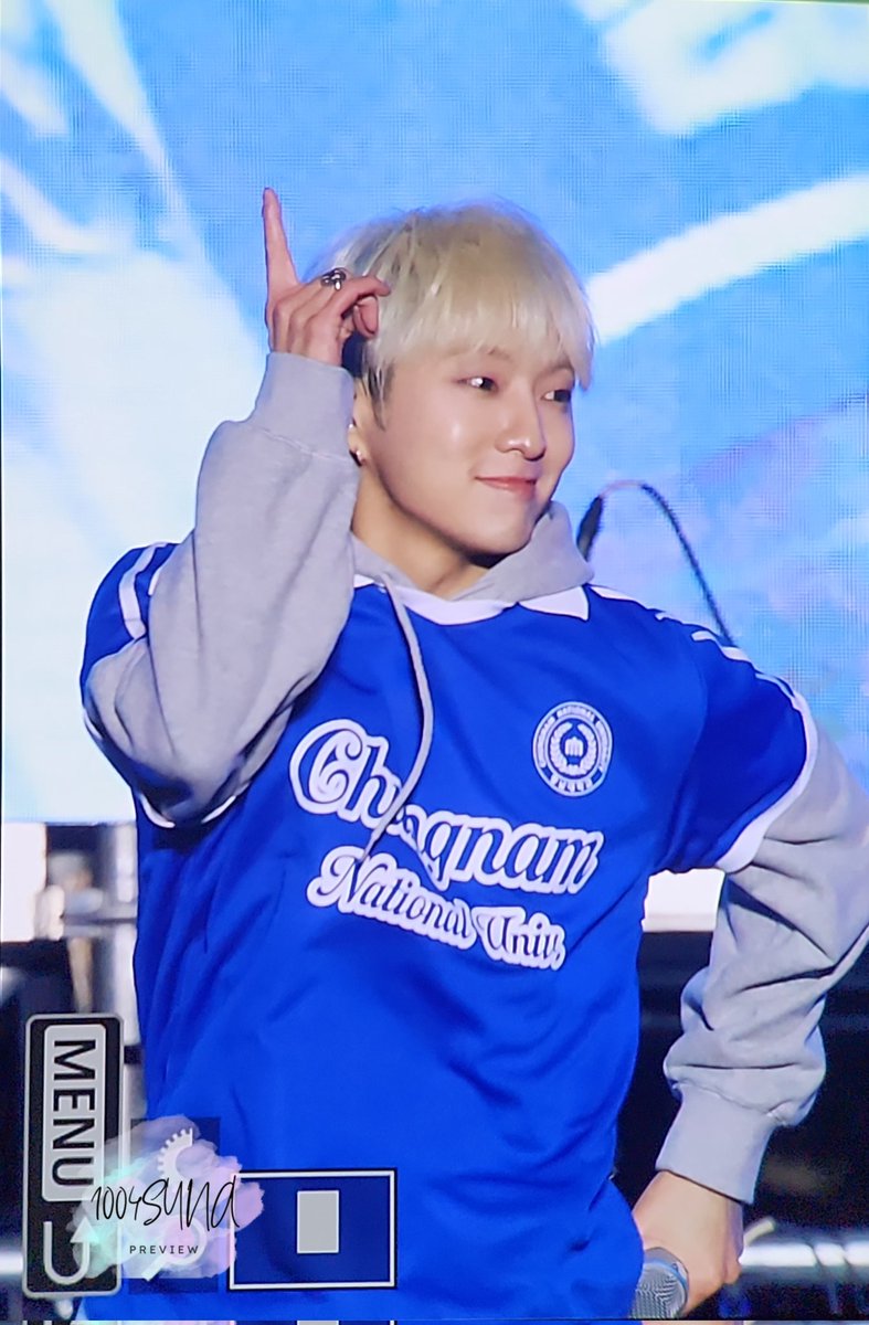 1004syna's tweet photo. 251021 충남대축제

강승윤 대딩미 💙💙💙💙
#위너 #강승윤 #seungyoon #WINNER @official_yoon_ https://t.co/IOKFLQBMXU