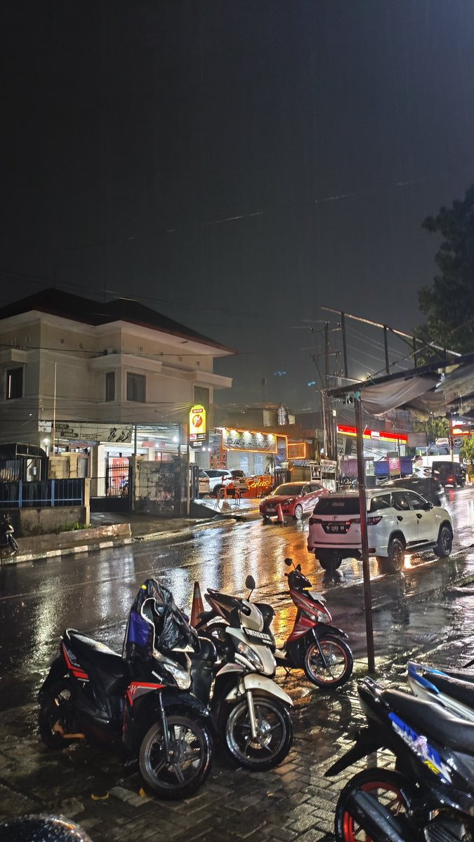 Mau pulang susah, udah mah bawa laptop, bawa kamera, ga bawa jas hujan lagi, ga nyangka bakal hujan malamnya, alhasil kejebak di gym.