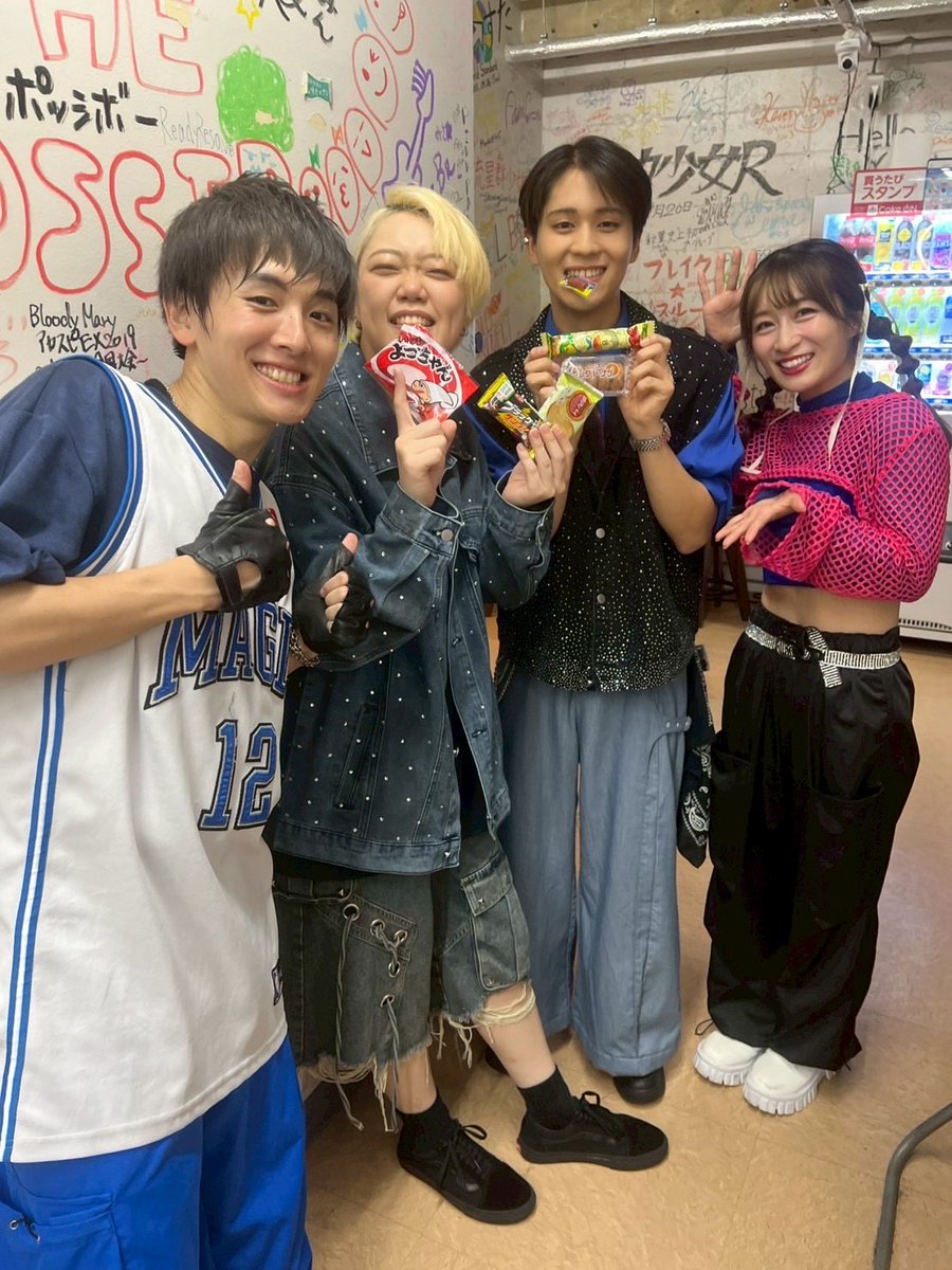 #Jerryvils_now #jerryvils
時差です！！！17日もお越しいただきありがとうございます！えのしょー先輩がショーをさらにさらに盛り上げようと毎回小道具などが増えていきます！この日はまさかのかぶるタイプの🍻さすがです。やはりおもしろいです。