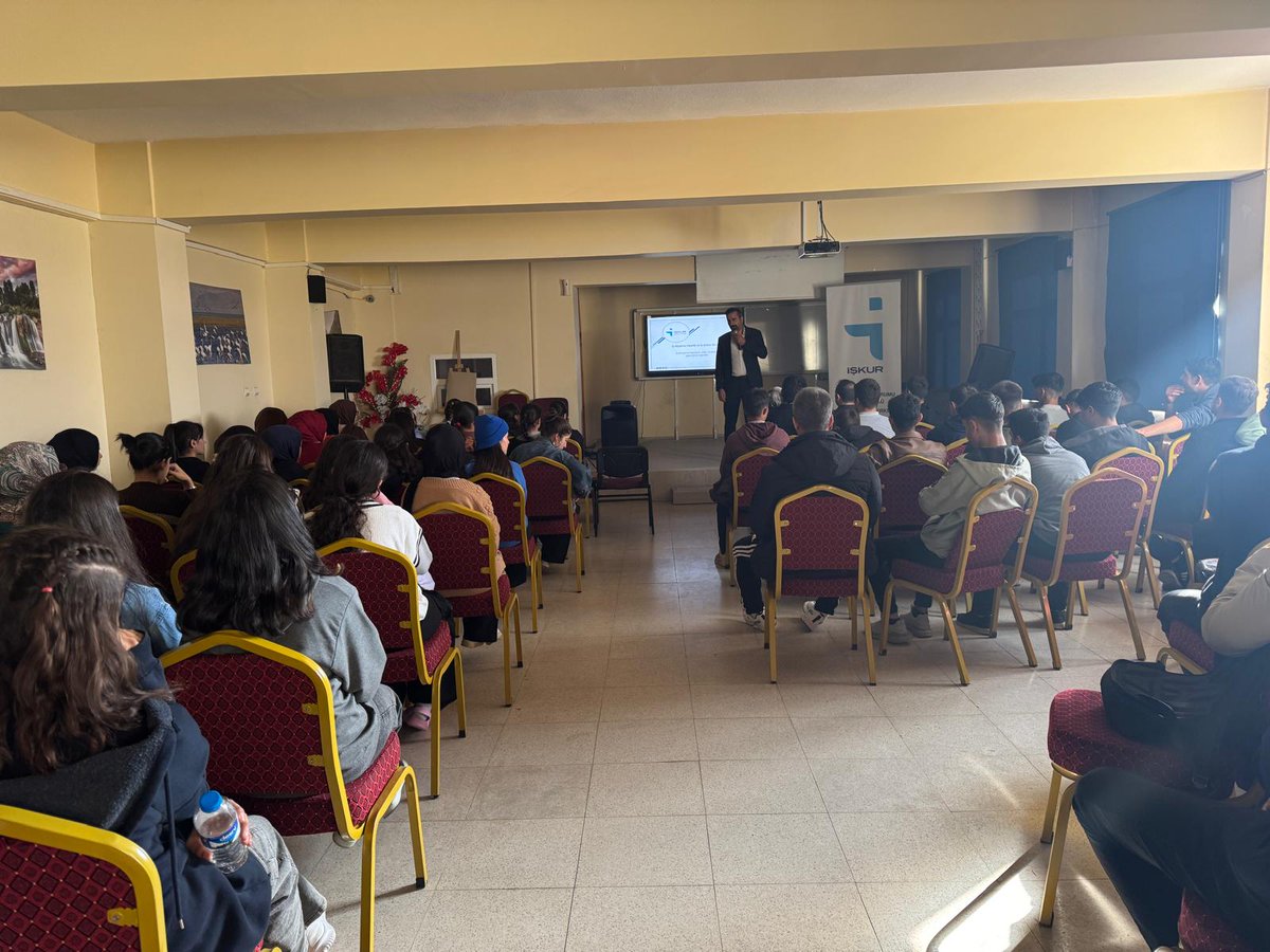 Seminerlerimizle gençlerimize rehberlik ediyoruz !
İl Müdürlüğümüz Meslek Danışmanlığı birimi tarafından Erciş Karakoyunlu Anadolu lisesi öğrencilerine" İş Arama Becerileri ve Geleceğin Meslekleri "konulu seminer düzenlendi.