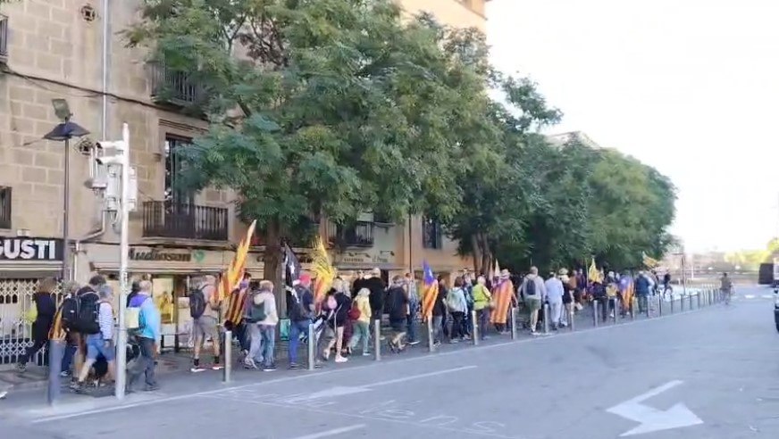 clxrgirona's tweet image. #Columna27 Avui mig centenar d'independentistes hem caminat des de #Girona fins #Cassà camí del Parlament de Catalunya 

No ens aturarem fins aconseguir la independència 💪💪
