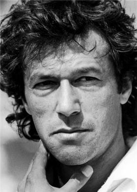 HNadim87's tweet image. 5 myths about Imran Khan that should have been busted years ago. 

Since a lie on-repeat becomes a given truth, let me correct the record on this: 

1. Imran Khan is a &quot;populist&quot; leader 
There is a difference between a popular and a &apos;populist&apos; leader. You can be popular and not…