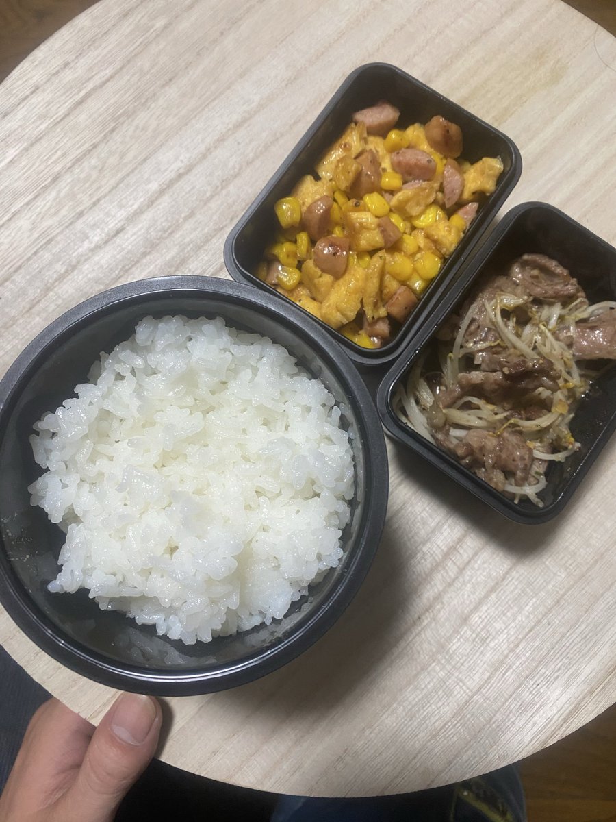 久しぶりに弁当ポスト。
豚タンともやしのニンニク炒め、あと玉子とウィンナーのスパイス炒め！
炒め物しかねえwww