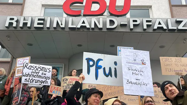 Warum behandeln Merz &amp; Co die deutschen Bürger wie den letzten Dr*ck ? 

Weil von Rechts keine organisierte Gegenwehr auf der Straße zu erwarten ist. Konservative kotzen sich fast nur im Internet aus.

Umgekehrt mobilisiert die politische Linke dank metapolitischem Vorfeld