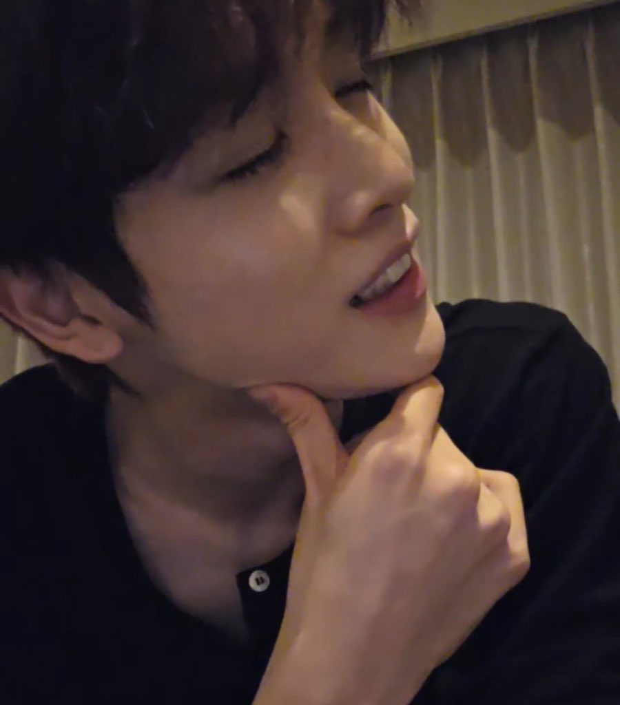 성찬이는 왜 이럿케 귀여운가에 대해 토론 하고싶어