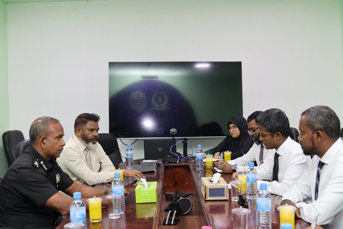 ކޮމިޝަނަރ އޮފް ޕްރިޒަންސް ޙަސަން ޒަރީރު އާއި  ޑެޕިއުޓީ ކޮމިޝަނަރ އޮފް ޕްރިޒަންސް އަލްއުސްތާޛް އިބްރާހިމް މުޙައްމަދު ދީދީ، ބަރ ކައުންސިލްގެ އިސް ބޭފުޅުންނާ މިއަދު ބައްދަލުކުރައްވައިފި. މި ބައްދަލުވުމުގައި ކަރެކްޝަންސްގެ ބެލުމުގެ ދަށުގައި ތިބޭ ޤައިދީންނާއި ބަންދުމީހުން، އެ