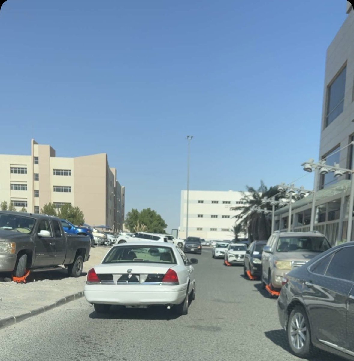 eshlaih's tweet image. الجهراء ومن مثلها ..
اعزائي الامن والسلامة ، ترى الكوابح من قبل الداخلية مخالفة للموظفين ، ضبطوا مصافطكم بارك الله فيكم مثل ما تضبطون مصافط اصحاب الوظائف الاشرافية ..
تراجي مو كوابح على تواير السيايير