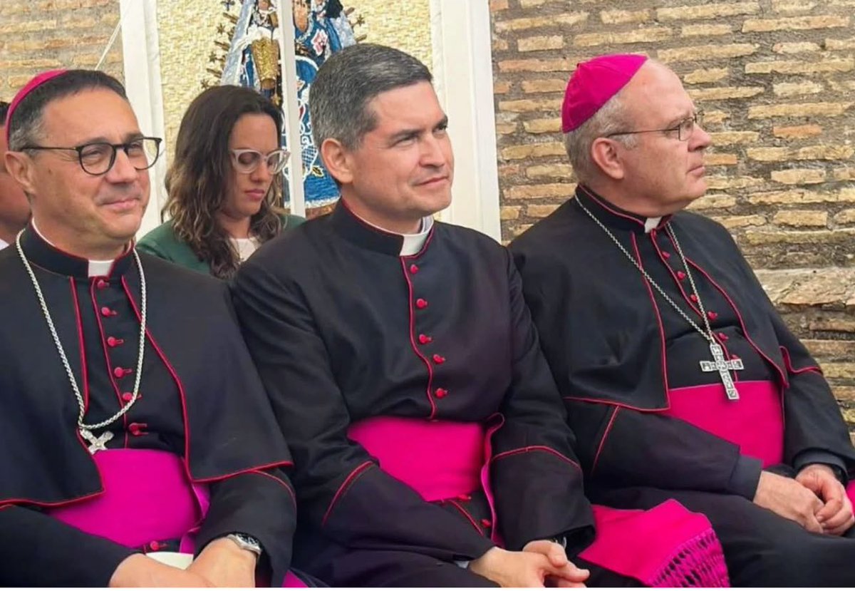 ¡Feliz día para todas las familias venezolanas y que San José Gregorio y Santa Madre Carmen nos protejan!

En los jardines de la #CiudadDelVaticano asistimos a la entronización de nuestra amada Virgen del Coromoto.

Una bellísima imagen del larense Luis Enrique Mogollón hará que