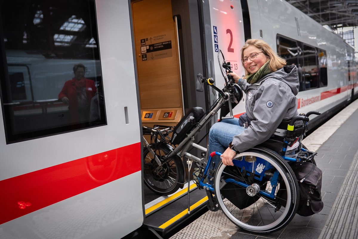 Bahn frei für #Barrierefreiheit! Die #DeutscheBahn bringt ab Mitte Dezember den neuen ICE L auf die Strecke. 🙌 Zum ersten Mal können Fahrgäste komplett stufenlos in einen Fernverkehrszug einsteigen. Dadurch wird das Reisen komfortabler und barrierefreier. 💪