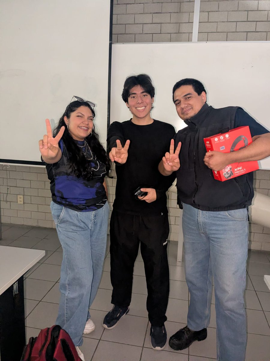 El fin pasado tuve la hermos  la oportunidad de dar clase de narración, en el taller de Esports de mi uni ❤️
Me apasiona mucho el medio y fue muy divertido compartir toda mi experiencia, ojalá les pueda algún día dar esa presentación a ustedes 🥹

Gracias por el apoyo <a href="/Miukim/">Miuko🧙‍♂️🎮</a> ✨