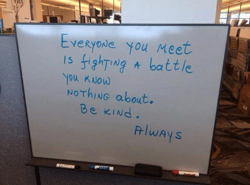 요즘 알바든 어디서든 친절하다는 얘기를  엄청 많이 듣기 시작했는데.  이유를 생각해보니깐
내가 이짤을 배경화면으로 설정해두고 맨날 봐서 그런겅가 싶어
이말 덕분에 잘모르는타인을 이유없이 미워하거나  재단하지 말자는 신념을 가지게 되었오 ^^