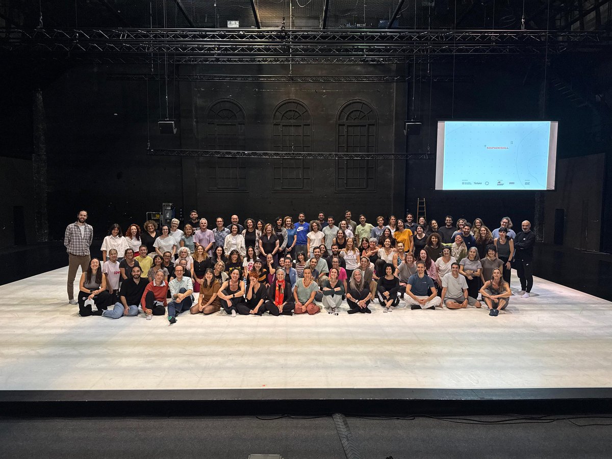 Avui el <a href="/mercatflors/">Mercat de les Flors</a> ha acollit la presentació oficial de l’edició 2025-2026 de Mapadeball!

Enguany hi participen 11 ciutats, 46 centres educatius, 86 docents, 2.800 alumnes i 19 artistes locals. 

🟢txac.cat/txac/mapadebal…