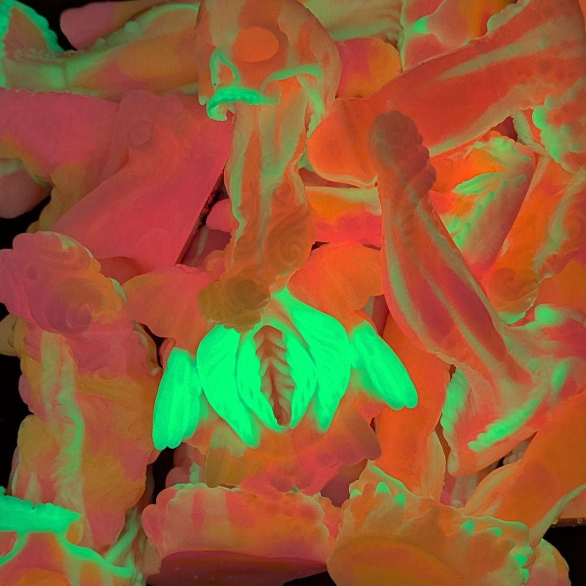 Something different for your viewing pleasure!

Neon, glowing Halloween drippies! 😎🎃