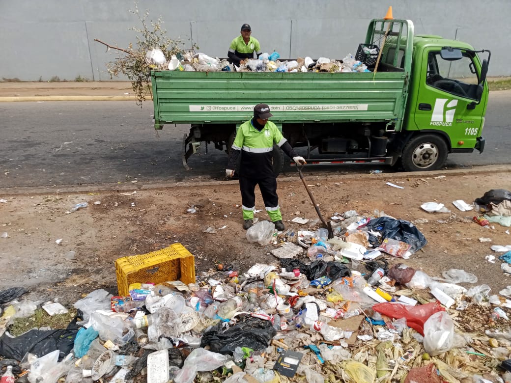fospuca's tweet photo. En #FOSPUCA sabemos que en el mercado popular de #Unare, en el municipi #Caroní, se genera gran cantidad de desechos por eso diariamente lo atendemos con recolección y operativos de barrido y saneamiento ambiental que garantizan su limpieza y mantenimiento.
¡Porque somos buen servicio! 🚛
#21Octubre