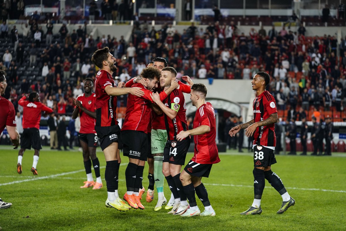 Sevgili taraftarlarımız; sizlerden gelen yoğun talep ve Antalyaspor maçında cezalarından dolayı bilet alamayan taraftarlarımızı da göz önünde bulundurarak tüm biletlerde %50 indirim yapma kararı aldık.

Aradaki fiyat farkını yönetim kurulumuz olarak karşılayacağız.

Saygılarımla.